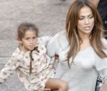 Jennifer Lopez sur le tournage de son clip fait une pause bien méritée avec sa fille Emme. Le 22 août 2011