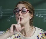 Joséphine de Meaux alias Melle Rateau dans l'élève Ducobu.