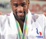 Teddy Riner nous montre sa médaille d'or ! Il a remporté son cinquième titre de champion du monde le 27  août 2011 à Paris en dominant impitoyablement ses adversaires tout au  long de la journée...