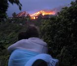 La propriété de Richard Branson sur l\'île de Necker dans les Caraïbes en flammes après avoir été frappée par la foudre le 22 août 2011.