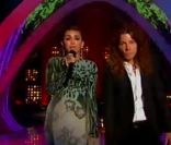 Shaun White et Miley Cyrus remettent le prix de la Best Rock Video, lors des MTV Video Music Awards, dimanche 28 août 2011.