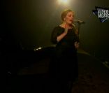 Adele interprète <em>Someone like you</em>, lors des MTV Video Music Awards, dimanche 28 août 2011.