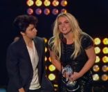 Britney Spears reçoit son prix d\'honneur pour l\'ensemble de sa carrière des mains de Lady Gaga, lors des MTV Video Music Awards 2011, dimanche 28 août 2011.