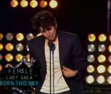 Lady Gaga reçoit le prix de la Best Female Video, lors des MTV Video Music Awards 2011, le dimanche 28 août 2011.