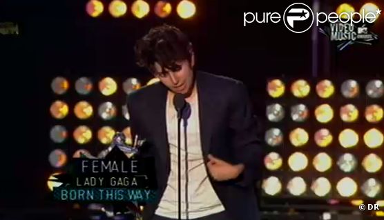 Lady Gaga reçoit le prix de la Best Female Video, lors des MTV Video Music Awards 2011, le dimanche 28 août 2011.