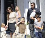 Angelina Jolie et Brad Pitt avec leurs enfants à la Nouvelle-Orléans en mars 2011 