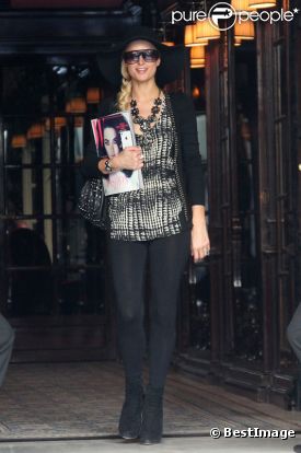 Paris Hilton sort de l'Hôtel Costes pour se faire un peu de shopping chez Colette à Paris le 30 août 2011