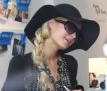 Paris Hilton sort de l'Hôtel Costes pour se faire un peu de shopping chez Colette à Paris le 30 août 2011