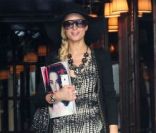 Paris Hilton sort de l'Hôtel Costes pour se faire un peu de shopping chez Colette à Paris le 30 août 2011