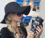 Paris Hilton sort de l'Hôtel Costes pour se faire un peu de shopping chez Colette à Paris le 30 août 2011