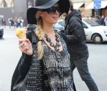 Paris Hilton passe l\'après-midi dans les rues de Paris le 30 août 2011 <br />