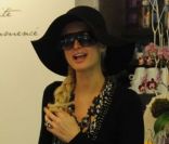 Paris Hilton passe l\'après-midi dans les rues de Paris le 30 août 2011 <br />