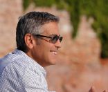 George Clooney apparaît souriant et détendu alors que son film,  Les Marches du pouvoir , ouvre ce mercredi soir la 68e Mostra de Venise, le 31 août 2011. 