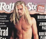 Torse nu et longue cheveux blonds, Brad Pitt pose pour <em>Rolling Stone</em>. 1er décembre 1994.<br />