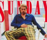 Dans un look très anglais, Brad Pitt prend la pose pour le magazine <em>Sunday</em>. Le 17 décembre 1995.<br />
