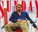 Dans un look très anglais, Brad Pitt prend la pose pour le magazine Sunday . Le 17 décembre 1995.
