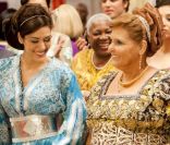 Sofia Essaïdi et Rabia Mokeddem lors du tournage d'Aïcha : la grande débrouille, diffusé France 2 à 20h35 le 7 septembre