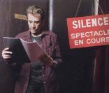 Johnny Hallyday au Théâtre Édouard-VII dont il tiendra l'affiche à partir du 6 septembre 2011.