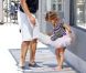 Jessica Alba et son mari Cash Warren passent la journée avec leur petite Honor à Los Angeles le 3 septembre 2011