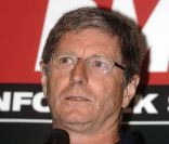 Jean-Michel Larqué a retrouvé son compère de TF1 Thierry Roland pour commenter le match qui opposait l\'équipe de France à la Roumanie le mardi 6 septembre 2011 sur M6