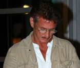 Sean Penn et sa petite amie Shannon Costello sortent d\'un restaurant pendant leurs vacances à Miami, le 6 septembre