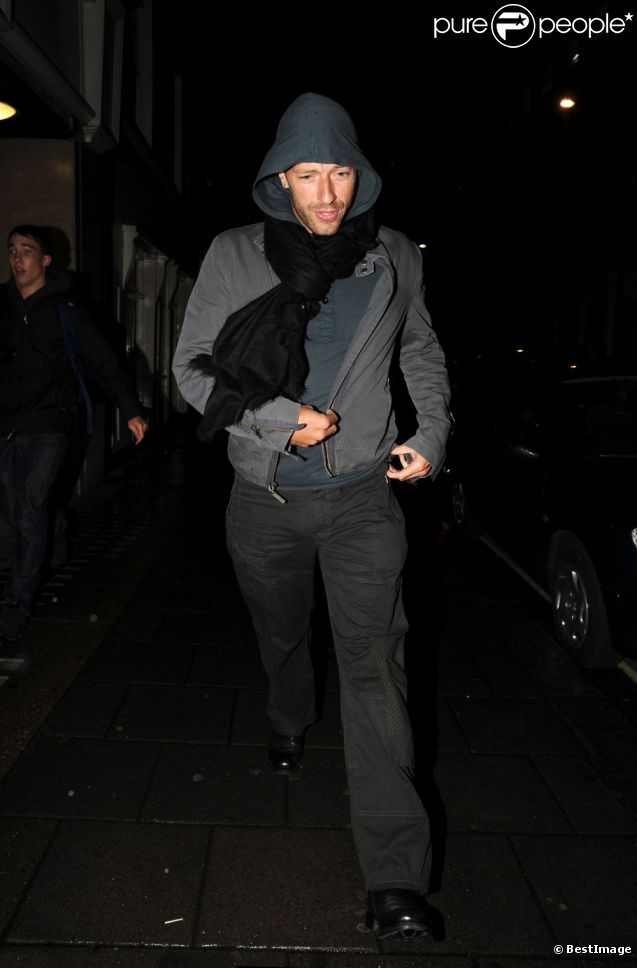 693627-chris-martin-lors-d-un-diner-organise-637x0-3.jpg