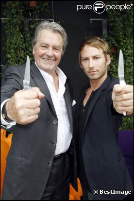 Alain Delon et Ora-Ito, chacun son Samouraï ! 
 Alain Delon présentait au salon Maison et Objet de Paris, le 9 septembre 2011, le couteau Le Samouraï de la maison Forge de Laguiole. Un objet prestigieux auquel a collaboré Ora-Ïto et dévoilé en présence de l'ambassadeur du Japon en france, de Kenzo Takada et Chantal Thomass entre autres.