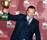  Michael Fassbender exulte, récompensé de la Coupe Volpi pour Shame de Steve McQueen. 
 La 68e Mostra de Venise refermait ses portes le samedi 10 septembre 2011, après avoir livré son palmarès etavec la projection du film  Damsels in distress . 