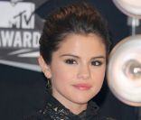 La jeune chanteuse et actrice Selena Gomez sur le tapis rouge des Video Music Awards. Los Angeles, le 28 août 2011. 