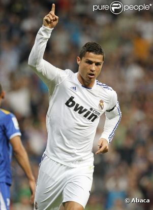 Cristiano Ronaldo a marqué sur pénalty suite lors du match de championnat espagnol entre le Real de Madrid et Getafe samedi 10 septembre 2011 sous les yeux de son fils et sa compagne Irina Shayk