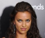 Irina Shayk, la beauté russe et compagne de Cristiano Ronaldo prend son rôle de belle-maman à coeur, surtout lorsque son compagnon est sur la pelouse... 