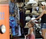 Séance shopping pour Halle Berry et Nahla à Majorque le 12 septembre 2011 <br />