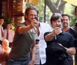 Gerard Butler fait le pitre devant les paparazzi à New York le 13 septembre 2011