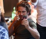 Gerard Butler nargue les paparazzi lors d\'un déjeuner avec le producteur Mohammed Al Turki à New York le 13 septembre 2011