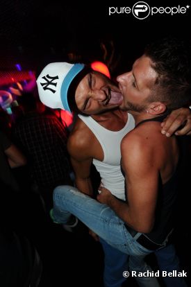 Benoît de Secret Story 4 et Benjamin des Queers : torrides lors d'une soirée au Queen le 12 septembre 2011 à Paris