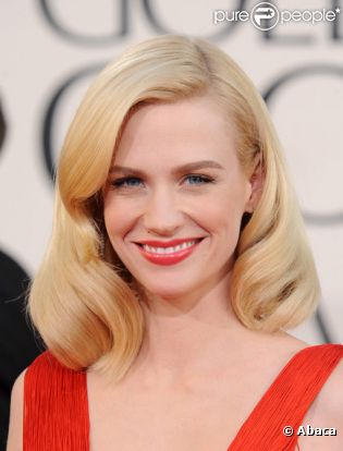 January Jones pose sur le tapis rouge des Golden Globes en janvier 2011 