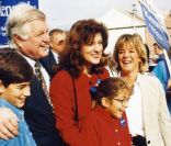 Ted Kennedy à Boston, entouré de sa famille, lors d'une campagne électorale pour sa réélection au siège de sénateur 