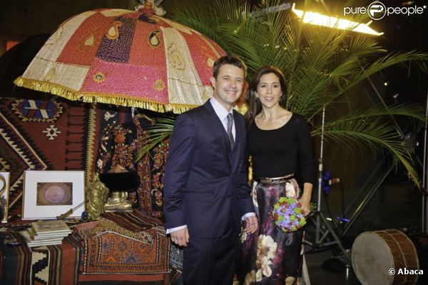 Le prince Frederick et la princesse Mary de Danemark se préparent à assister à un concert qui célèbre le 250e anniversaire d'une expédition ordonnée par le roi Frederik V. Baptisée Journey to Arabia (voyage en Arabie), ce voyage a finalement duré 7 ans et un seul scientifique est revenu sain et sauf pour raconter ses trouvailles,  Carsten Niebuhr. Ce concert est organisé en son honneur à Copenhague, le 17 septembre 2011  