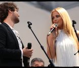 Ell & Nikki, vainqueurs de l\'Eurovision 2011 lors du concert organisé dans les  jardins de la mairie du VIIe arrondissement, à l\'occasion de la journée  de l\'Azerbaïdjan. 15 septembre 2011