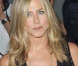 Jennifer Aniston n\'hésite pas à utiliser une crème un peu spéciale pour dégonfler ses poches sous les yeux : la Préparation H...<br />
