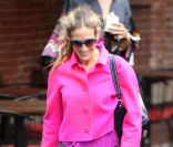 La fashionista Sarah Jessica Parker, rayonnante dans la quartier de Soho avec sa veste rose fuchsia. New York, le 20 septembre 2011.<br />