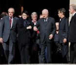 Zizi Jeanmaire soutenue par Pierre Bergé, Alain Delon et Frédéric Mitterrand lors de la messe en hommage à Roland Petit en l'église St Roch à Paris, le 23 septembre 2011. Le chorégraphe est décédé le 10 juillet dernier à Genève.