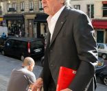Alain Delon arrivant en l'église St Roch pour la messe en hommage à Roland Petit,  le 23 septembre 2011. Le chorégraphe est décédé le 10 juillet dernier à  Genève.