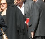 Alain Delon est venu assurer Zizi Jeanmaire de sa tendresse et son affection lors de la messe en hommage à Roland Petit en l'église St Roch à Paris,  le 23 septembre 2011. Le chorégraphe est décédé le 10 juillet dernier à  Genève.