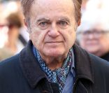 Guy Béart lors de la messe célébrée en hommage à Roland Petit en l\'église St Roch à Paris,  le 23 septembre 2011. Le chorégraphe est décédé le 10 juillet dernier à  Genève.