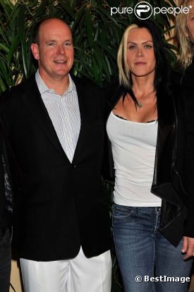 Albert de Monaco et la chanteuse Beth Hart, à l'opéra Garnier de la principauté pour la vente aux enchères en faveur de l'association Aide et présence, le 24 septembre 2011.