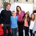 Cindy Crawford brille en famille devant un Matthew McConaughey stylé et amoureux