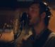 Charlie Winston signe son retour avec la chanson  Hello Alone , single présenté en exclusivité sur leparisien.fr et annonçant son second album,  Running Still , à paraître le 21 novembre 2011.