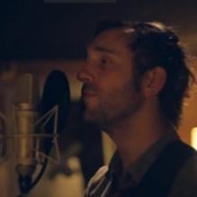 Charlie Winston signe son retour avec la chanson <em>Hello Alone</em>, single présenté en exclusivité sur leparisien.fr et annonçant son second album, <em>Running Still</em>, à paraître le 21 novembre 2011.