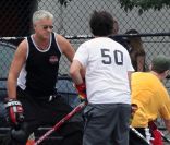 Tim Robbins dans les rues de New York, joue au hocey avec des jeunes, le 24 septembre 2011